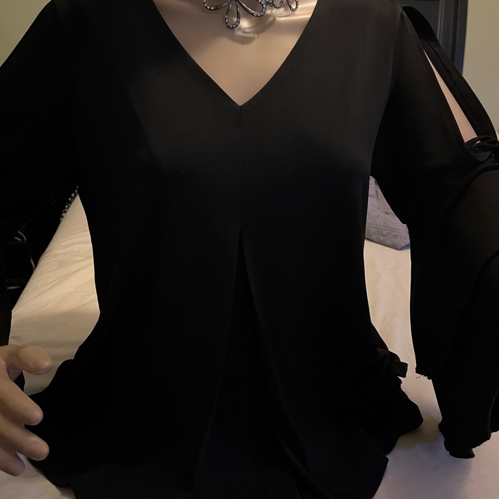 XL Cupio Black Bell Sleeve Floppy sleeve with tie on arm.. Very cute .